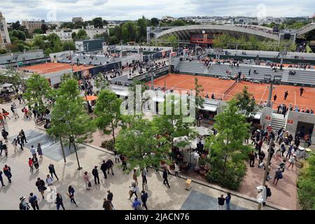 Paris, France. 29th mai 2022. Les visiteurs de Roland Garros se promènent entre les courts de tennis lors de l'Open de tennis français, près de Paris, le dimanche 29 mai 2022. Photo de Maya Vidon-White/UPI crédit: UPI/Alay Live News Banque D'Images