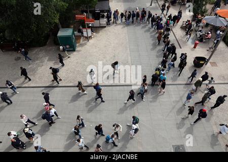 Paris, France. 29th mai 2022. Les visiteurs de Roland Garros se promènent entre les courts de tennis lors de l'Open de tennis français, près de Paris, le dimanche 29 mai 2022. Photo de Maya Vidon-White/UPI crédit: UPI/Alay Live News Banque D'Images