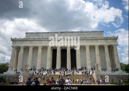 Washington, États-Unis. 29th mai 2022. Les gens visitent le Lincoln Memorial pendant le week-end du Memorial Day à Washington, DC, le dimanche 29 mai 2022. Photo de Bonnie Cash/UPI Credit: UPI/Alay Live News Banque D'Images