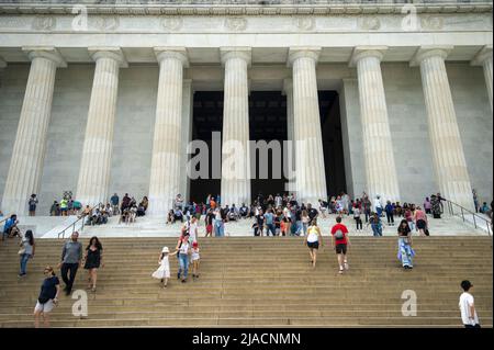 Washington, États-Unis. 29th mai 2022. Les gens visitent le Lincoln Memorial pendant le week-end du Memorial Day à Washington, DC, le dimanche 29 mai 2022. Photo de Bonnie Cash/UPI Credit: UPI/Alay Live News Banque D'Images