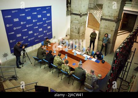 Kharkiv, Ukraine. 29th mai 2022. Le président ukrainien Volodymyr Zelenskyy, à gauche, préside une réunion de dirigeants régionaux et militaires sur la situation dans la région de Kharkiv, d'un bunker sur les lignes de front, le 29 mai 2022 dans la région de Kharkiv, en Ukraine. Credit: Présidence de l'Ukraine/Bureau de presse présidentiel ukrainien/Alamy Live News Banque D'Images