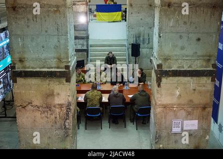 Kharkiv, Ukraine. 29th mai 2022. Dirigeants régionaux et militaires ukrainiens lors d’une réunion sur la situation dans la région de Kharkiv présidée par le président Volodymyr Zelenskyy, d’un bunker sur les lignes de front, le 29 mai 2022 dans la région de Kharkiv, en Ukraine. Credit: Présidence de l'Ukraine/Bureau de presse présidentiel ukrainien/Alamy Live News Banque D'Images