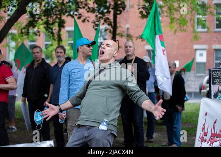 Azzaddino, un manifestant hurle du haut de ses poumons: 'LibertÈ!' (Liberté !) pendant la manifestation. Quatre ans après son entrée dans la diaspora algérienne, le mouvement Hirak continue de lutter pour la démocratie à Montréal. Organisé par tous nos Unis pour notre Algerie, des centaines de manifestants se sont rassemblés devant le Consulat algérien pour demander la destitution des dirigeants politiques actuels, dirigés par le président Abdelmadjid Tebboune. Invoquant la corruption chronique et l'absence de résolutions prévoyables, les manifestants ont qualifié le gouvernement de gouvernement mafieux. Banque D'Images