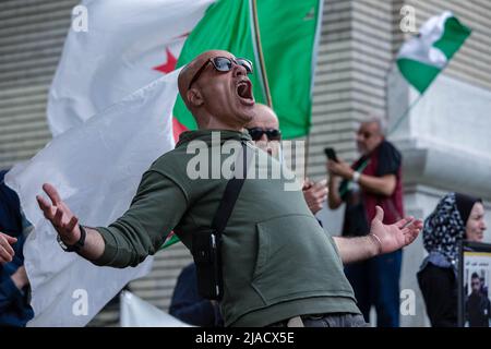 Montréal, Canada. 28th mai 2022. Azzaddino crie du haut de ses poumons: 'LibertÈ!' (Liberté !) pendant la manifestation. Quatre ans après son entrée dans la diaspora algérienne, le mouvement Hirak continue de lutter pour la démocratie à Montréal. Organisé par tous nos Unis pour notre Algerie, des centaines de manifestants se sont rassemblés devant le Consulat algérien pour demander la destitution des dirigeants politiques actuels, dirigés par le président Abdelmadjid Tebboune. Invoquant la corruption chronique et l'absence de résolutions prévoyables, les manifestants ont qualifié le gouvernement de gouvernement mafieux. Crédit : SOPA Images Limited/Alamy Live News Banque D'Images