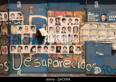 Des images de personnes disparues postées sur le mur commémoratif de fortune pour les disparus à Mexico, Mexique Banque D'Images