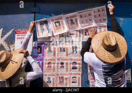 Des parents publient des images de personnes disparues sur un mur commémoratif de fortune dédié aux personnes disparues à Mexico, au Mexique Banque D'Images