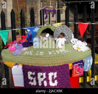 Scène de Pâques comme un topper de boîte postale en laine, en maille, devant une église. Banque D'Images