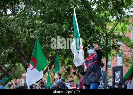 Un manifestant algérien détient le drapeau algérien et fait un signe de paix pendant la manifestation. Quatre ans après son entrée dans la diaspora algérienne, le mouvement Hirak continue de lutter pour la démocratie à Montréal. Organisé par tous nos Unis pour notre Algerie, des centaines de manifestants se sont rassemblés devant le Consulat algérien pour demander la destitution des dirigeants politiques actuels, dirigés par le président Abdelmadjid Tebboune. Invoquant la corruption chronique et l'absence de résolutions prévoyables, les manifestants ont qualifié le gouvernement de gouvernement mafieux. (Photo de Giordanno Brumas/SOPA Images/Sipa USA) Banque D'Images