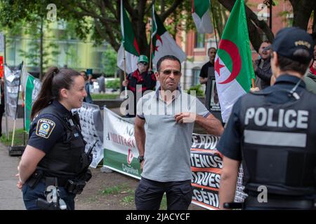 La police de Montréal (SPVM) est en état d'alerte pendant toute la manifestation. Les manifestants ont dit que c'était leur façon des intimider. Quatre ans après son entrée dans la diaspora algérienne, le mouvement Hirak continue de lutter pour la démocratie à Montréal. Organisé par tous nos Unis pour notre Algerie, des centaines de manifestants se sont rassemblés devant le Consulat algérien pour demander la destitution des dirigeants politiques actuels, dirigés par le président Abdelmadjid Tebboune. Invoquant la corruption chronique et l'absence de résolutions prévoyables, les manifestants ont qualifié le gouvernement de gouvernement mafieux. (Photo de Giordanno Brumas/SOPA Images/ Banque D'Images