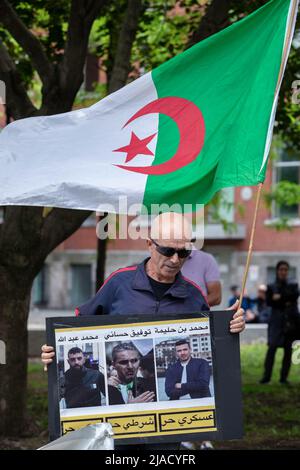 Un manifestant algérien détient une carte avec des photos de ses compatriotes qui auraient été enlevés, pendant la manifestation. Quatre ans après son entrée dans la diaspora algérienne, le mouvement Hirak continue de lutter pour la démocratie à Montréal. Organisé par tous nos Unis pour notre Algerie, des centaines de manifestants se sont rassemblés devant le Consulat algérien pour demander la destitution des dirigeants politiques actuels, dirigés par le président Abdelmadjid Tebboune. Invoquant la corruption chronique et l'absence de résolutions prévoyables, les manifestants ont qualifié le gouvernement de gouvernement mafieux. (Photo de Giordanno Brumas/SOPA Images/Sipa USA) Banque D'Images