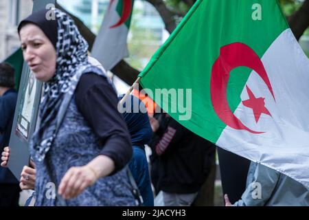 Un manifestant algérien féminin est vu arborer un drapeau algérien pendant la manifestation. Quatre ans après son entrée dans la diaspora algérienne, le mouvement Hirak continue de lutter pour la démocratie à Montréal. Organisé par tous nos Unis pour notre Algerie, des centaines de manifestants se sont rassemblés devant le Consulat algérien pour demander la destitution des dirigeants politiques actuels, dirigés par le président Abdelmadjid Tebboune. Invoquant la corruption chronique et l'absence de résolutions prévoyables, les manifestants ont qualifié le gouvernement de gouvernement mafieux. (Photo de Giordanno Brumas/SOPA Images/Sipa USA) Banque D'Images
