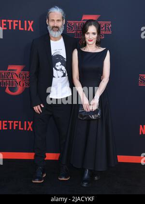 Scott Mackinlay Hahn, Winona Ryder assistez à la première de la saison 3 'Transger Things' de Netflix le 28 juin 2019 à Santa Monica, Californie. Banque D'Images