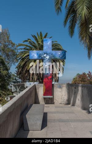 Croix colorée sur la colline de San Cristóbal, Santiago, Chili Banque D'Images