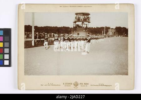 Prix et revue de l'association 'Wiener Knabenhorte' à la trotrenplatz le 29 juin 1907. Verlag ou k. U. k. Librairie universitaire R. Lechner (Wilh. Müller), photographe, éditeur Banque D'Images