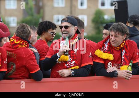 Liverpool, Royaume-Uni. 29th mai 2022. Jurgen Klopp, directeur de Liverpool, aime la bière. Défilé de la victoire du Liverpool football Club à Liverpool le dimanche 29th mai 2022. Le FC Liverpool célèbre les réalisations des équipes hommes et femmes de cette saison avec un défilé de bus à toit ouvert autour de Liverpool. Usage éditorial seulement. photo par Chris Stading/Andrew Orchard sports Photography/Alamy Live News crédit: Andrew Orchard sports Photography/Alamy Live News Banque D'Images