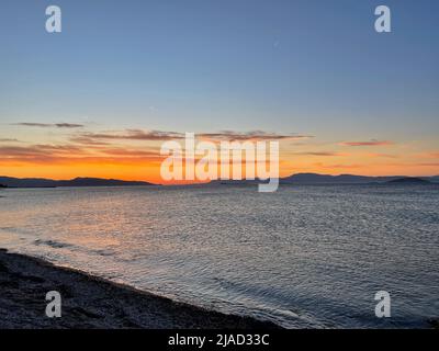 Coucher de soleil vue sur la mer depuis la plage, Skala, Agistri, Attica, Grèce Banque D'Images