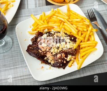 Rôti de veau servi avec des pommes de terre frites Banque D'Images