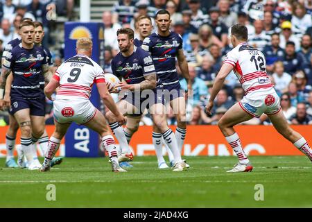 Londres, Royaume-Uni. 28th mai 2022. Ben Hellewell, de Featherstone, en charge lors du match de finale de la coupe 1895 de l'AB Sundoes entre Featherstone Rovers et Leigh Centuriens au Tottenham Hotspur Stadium, Londres, Angleterre, le 28 mai 2022. Photo de Simon Hall. Utilisation éditoriale uniquement, licence requise pour une utilisation commerciale. Aucune utilisation dans les Paris, les jeux ou les publications d'un seul club/ligue/joueur. Crédit : UK Sports pics Ltd/Alay Live News Banque D'Images