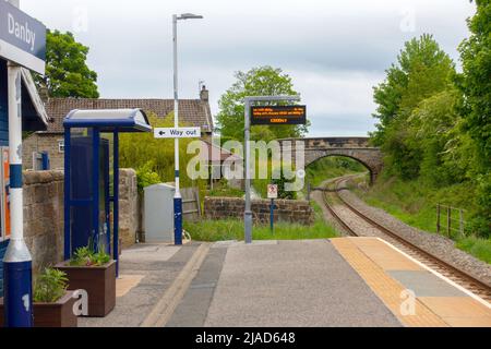 Construit en pierre d'un train ou gare à Danby sur les ruraux Esk Valley Railway de Middlesbrough à Whitby, dans soleil du printemps Banque D'Images