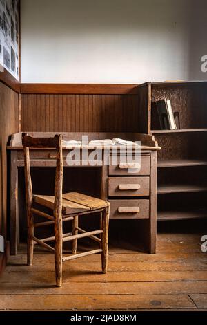 Molson, WA - Etats-Unis: 05-10-2022: Ancien bureau et chaise dans le bureau des assayers Banque D'Images