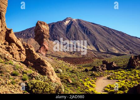 Roque Cinchado le long du sentier de randonnée de Roques de Garcia, parc national de Teide, Tenerife, Îles Canaries, Espagne Banque D'Images