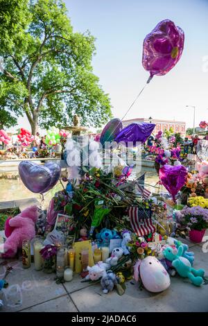 Uvalde, Texas, États-Unis. 28th mai 2022. Un monument commémoratif pour Nevaeh Alyssa Bravo, 10 ans, sur la place de la ville d'Uvalde, Texas, le samedi 28 mai 2022. Bravo a été tué lors d'une fusillade d'un tireur qui a massacré 19 enfants, dont Bravo, et deux enseignants à l'école élémentaire Robb, le mardi 24 mai 2022. (Credit image: © Jintak Han/ZUMA Press Wire) Banque D'Images