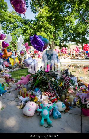 Uvalde, Texas, États-Unis. 28th mai 2022. Un monument commémoratif pour Nevaeh Alyssa Bravo, 10 ans, sur la place de la ville d'Uvalde, Texas, le samedi 28 mai 2022. Bravo a été tué lors d'une fusillade d'un tireur qui a massacré 19 enfants, dont Bravo, et deux enseignants à l'école élémentaire Robb, le mardi 24 mai 2022. (Credit image: © Jintak Han/ZUMA Press Wire) Banque D'Images