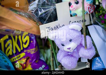 Uvalde, Texas, États-Unis. 28th mai 2022. Un monument commémoratif pour Jackie Cazares, 9 ans, sur la place de la ville d'Uvalde, Texas, le samedi 28 mai 2022. Cazares a été tué par une fusillade d'un tireur qui a massacré 19 enfants, dont Bravo, et deux enseignants à l'école élémentaire Robb, le mardi 24 mai 2022. (Credit image: © Jintak Han/ZUMA Press Wire) Banque D'Images