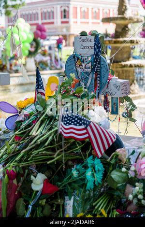 Uvalde, Texas, États-Unis. 28th mai 2022. Un monument commémoratif pour Jackie Cazares, 9 ans, sur la place de la ville d'Uvalde, Texas, le samedi 28 mai 2022. Cazares a été tué par une fusillade d'un tireur qui a massacré 19 enfants, dont Bravo, et deux enseignants à l'école élémentaire Robb, le mardi 24 mai 2022. (Credit image: © Jintak Han/ZUMA Press Wire) Banque D'Images