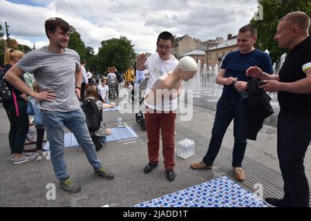 Lviv, Ukraine. 27th mai 2022. Formation de masse sur les soins à domicile pour les réfugiés et les résidents de Lviv dans le centre de Lviv. Crédit : SOPA Images Limited/Alamy Live News Banque D'Images