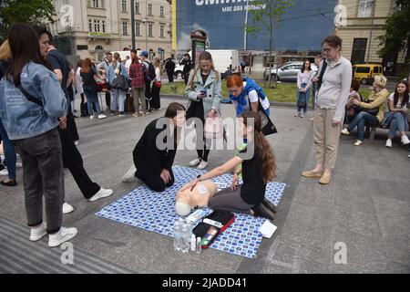 Lviv, Ukraine. 27th mai 2022. Formation de masse sur les soins à domicile pour les réfugiés et les résidents de Lviv dans le centre de Lviv. Crédit : SOPA Images Limited/Alamy Live News Banque D'Images