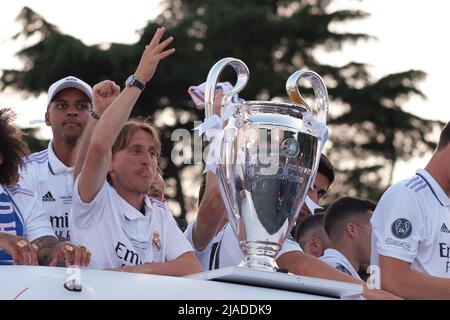 Madrid, Espagne. 29th mai 2022. Luka Modric arrive à la fête traditionnelle de Cibeles, où des milliers de fans célèbrent la victoire de la Ligue des champions de l'UEFA en 14th dans l'histoire du Real Madrid après avoir battu Liverpool 1-0 lors de la finale à Paris. Crédit : SOPA Images Limited/Alamy Live News Banque D'Images