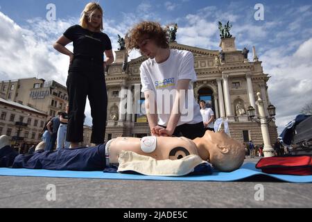 Lviv, Ukraine. 27th mai 2022. Formation de masse sur les soins à domicile pour les réfugiés et les résidents de Lviv dans le centre de Lviv. (Credit image: © Pavlo Palamarchuk/SOPA Images via ZUMA Press Wire) Banque D'Images