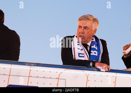 Madrid, Espagne. 30th mai 2022. Carlo Ancelotti arrive à la fête traditionnelle de Cibeles, où des milliers de fans célèbrent la victoire de l'UEFA Champions League 14th dans l'histoire du Real Madrid après avoir battu Liverpool 1-0 lors de la finale à Paris. (Photo par Atilano Garcia/SOPA Images/Sipa USA) crédit: SIPA USA/Alay Live News Banque D'Images