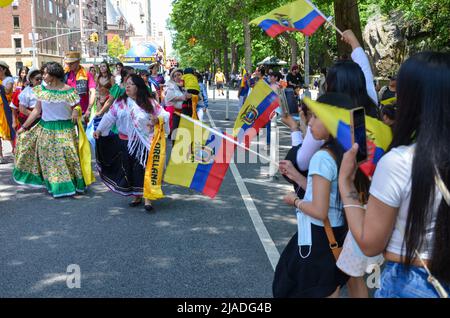 New York, États-Unis. 29th mai 2022. Des spectateurs se sont rassemblés pour célébrer la parade annuelle de l'indépendance équatorienne à New York le 29 mai 2022. (Photo par Ryan Rahman/Pacific Press/Sipa USA) crédit: SIPA USA/Alay Live News Banque D'Images