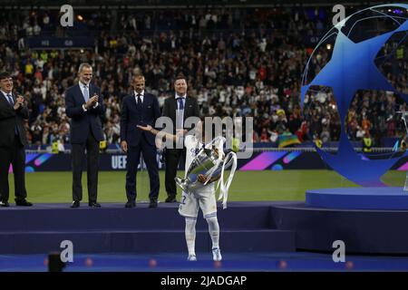 Paris, France. 29th mai 2022. Marcelo Vieira da Silva Júnior, connu sous le nom de Marcelo, tient la coupe d'Europe après le match final de la Ligue des champions de l'UEFA entre le FC Liverpool et le Real Madrid au Stade de France. Score final ; Real Madrid 1:0 Liverpool. Crédit : SOPA Images Limited/Alamy Live News Banque D'Images