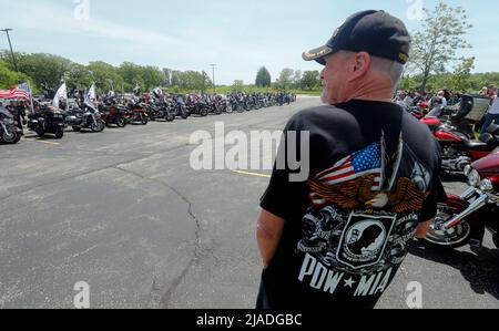 Wheaton, Illinois, États-Unis. 29th mai 2022. 29 mai 2022 Wheaton, Illinois Illinois, États-Unis: L'ancien combattant du Vietnam DEE SIMMONS de Genève, Illinois regarde les membres de Rolling Thunder Ride arriver au Parc Cantigny après un voyage de 54 miles. Les participants ont déclaré qu'ils voulaient envoyer un message au gouvernement des États-Unis, leur rappelant les 82 000 hommes et femmes de service qui étaient encore inscrits sur la liste des « misant en action ». Depuis des décennies, cette tradition a amené des centaines de milliers de motocyclistes de partout au pays à Washington, DC, le week-end du Memorial Day. (Image de crédit : © H. Rick Bamman/ZUMA Press Wire) Banque D'Images