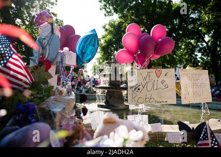 Uvalde, Texas, États-Unis. 28th mai 2022. Un mémorial est installé sur la place de la ville à Uvalde, Texas, le samedi 28 mai 2022, Pour les victimes tuées par une fusillade d'un tireur qui a massacré 19 enfants et deux enseignants à l'école élémentaire Robb, le mardi 24 mai 2022. (Credit image: © Jintak Han/ZUMA Press Wire) Banque D'Images