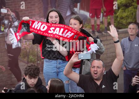 Deux jeunes supporters de Liverpool se font une écharpe Mohamed Salah pendant que l'équipe du FC Liverpool se fête lors de la parade en bus à toit ouvert à travers la ville Banque D'Images