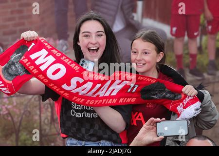 Liverpool, Royaume-Uni. 29th mai 2022. Deux jeunes supporters de Liverpool se sont emmenés une écharpe Mohamed Salah pendant que l'équipe du FC Liverpool se célèbre lors du défilé de bus à ciel ouvert à travers la ville de Liverpool, au Royaume-Uni, le 5/29/2022. (Photo de James Heaton/News Images/Sipa USA) crédit: SIPA USA/Alay Live News Banque D'Images