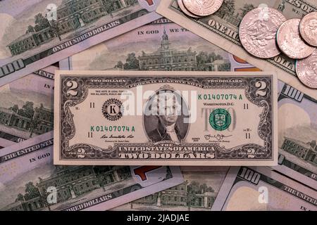 2 billet de banque en dollars au-dessus de différents billets libellés en dollars américains. Rare facture de deux dollars en question Banque D'Images
