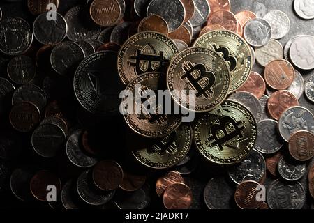 Pièces en bitcoin d'or sur les pièces en dollars de nous. Pièces monétaires. USD et BTC à l'international Banque D'Images