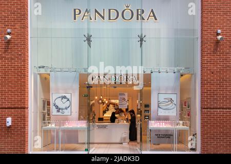 High Wycombe, Angleterre - juillet 21st 2021: Boutique de bijoux Pandora dans le centre commercial Eden. La chaîne appartient au Danemark. Banque D'Images