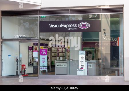 High Wycombe, Angleterre - juillet 21st 2021 : boutique Vision Express dans le centre commercial Eden. La chaîne a ouvert son premier magasin en 1988. Banque D'Images