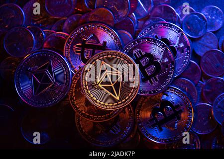 Ethereum sur les pièces en dollars empilées et la pièce de crypto-monnaie Bitcoin. Fond et modèle Crypto des pièces de crypto-monnaie Banque D'Images