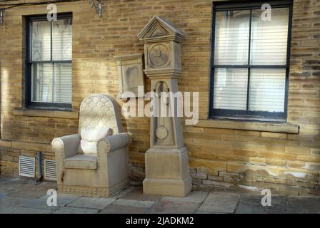 Chaire en pierre et son grand-père horloge dans peu d'Allemagne, à Bradford. Banque D'Images