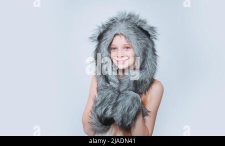 Chapeau chaud par temps froid. Petit fashionista. Sourire heureux de l'enfant dans le style de la mode. Tendances hivernales pour les enfants. Petit fashionista. Enfant en douceur Banque D'Images