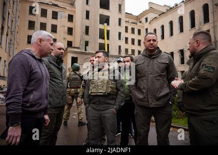 (220530) -- KIEV, 30 mai 2022 (Xinhua) -- la photo fournie par le bureau présidentiel ukrainien le 29 mai 2022 montre le président ukrainien Volodymyr Zelensky (C) lors d'une visite à Kharkiv, en Ukraine. Le président ukrainien Volodymyr Zelensky a visité dimanche les postes de première ligne de l'armée ukrainienne lors d'un voyage de travail dans la ville de Kharkiv, dans l'est du pays, a rapporté le service de presse présidentiel. (Bureau présidentiel ukrainien/document via Xinhua) Banque D'Images