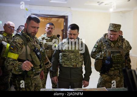 (220530) -- KIEV, 30 mai 2022 (Xinhua) -- photo fournie par le bureau présidentiel ukrainien le 29 mai 2022 montre le président ukrainien Volodymyr Zelensky (C, front) dans une visite à Kharkiv, Ukraine. Le président ukrainien Volodymyr Zelensky a visité dimanche les postes de première ligne de l'armée ukrainienne lors d'un voyage de travail dans la ville de Kharkiv, dans l'est du pays, a rapporté le service de presse présidentiel. (Bureau présidentiel ukrainien/document via Xinhua) Banque D'Images