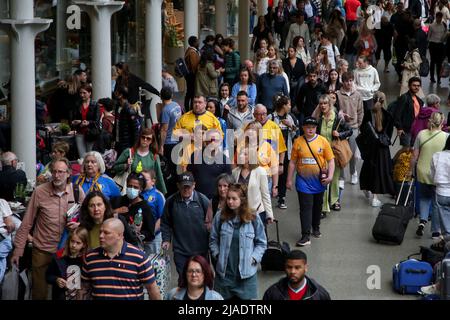 Londres, Royaume-Uni. 28th mai 2022. Holiday makers à une station internationale de St Pancras bondée alors que la passerelle de vacances à mi-parcours commence. Crédit : SOPA Images Limited/Alamy Live News Banque D'Images